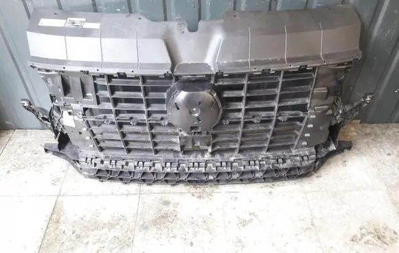 Volkswagen Multivan T6 Front bumper upper radiator grill 7LA807699