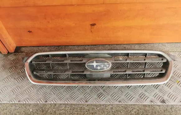 Subaru Outback Front bumper upper radiator grill 7226051