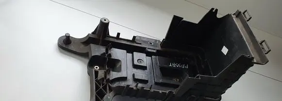 Volkswagen PASSAT B7 Battery tray 