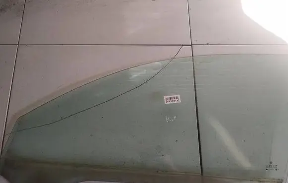 Volkswagen PASSAT B5 Front door window glass four-door AS2
