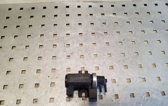 BMW 5 E39 Turbo solenoid valve 72279600 2247906