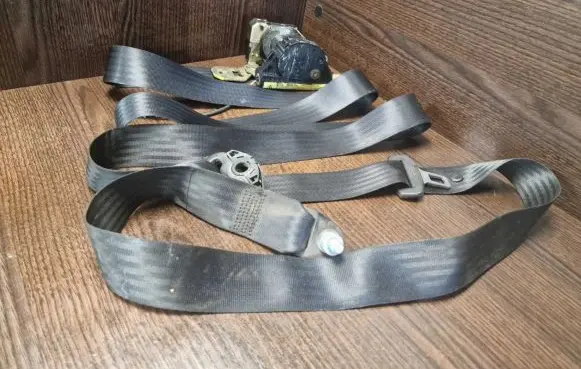Iveco Daily 4th gen Front seatbelt 33017280A1 048006