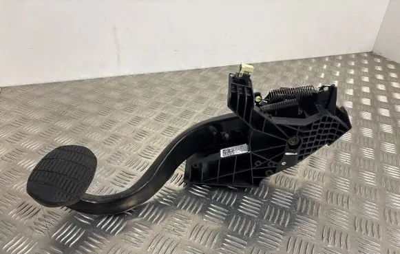 BMW 2 F46 Brake pedal 6856596 81007132E 19929610