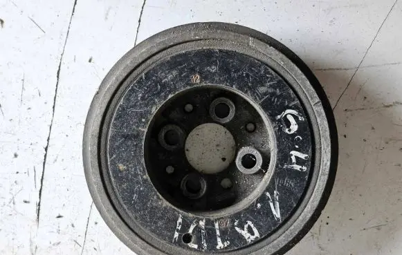 Volkswagen Golf IV Crankshaft pulley 038105243K