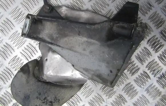 Engine mounting bracket