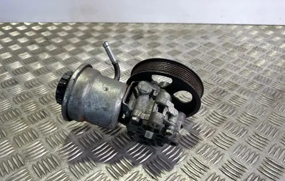 Toyota Avensis T250 Power steering pump