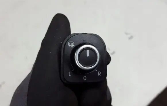 Volkswagen PASSAT CC Wing mirror switch 3C8959565C