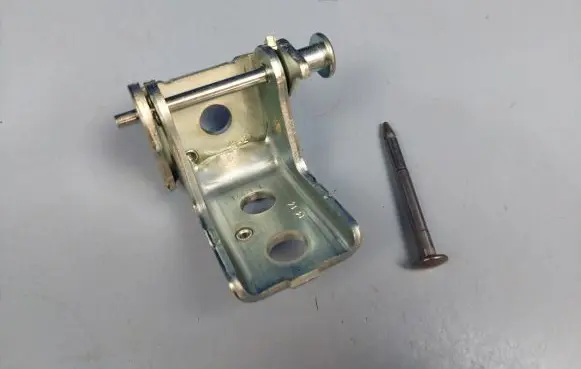 Peugeot 3008 II Front door lower hinge 1608322080