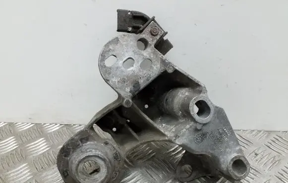 Audi A6 S6 C5 4B Engine mounting bracket 4B0199352B