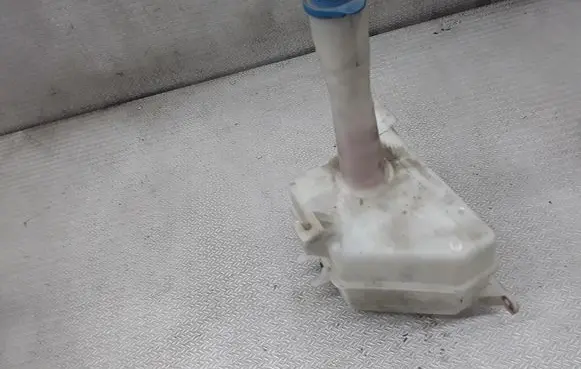 KIA Magentis Windshield washer fluid reservoir/tank
