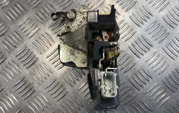 BMW 5 E39 Rear door lock 8166245