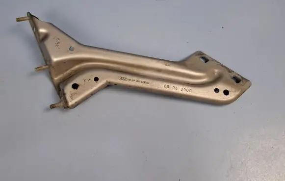 Audi Q5 SQ5 Fender mounting bracket 8R0821136