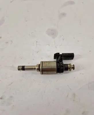 Volkswagen PASSAT B8 Fuel injector 04E906036Q
