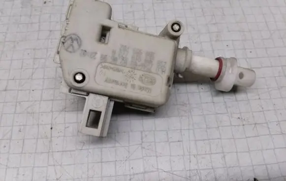 Skoda Octavia Mk1 (1U) Central locking motor 3B0810773A 3B0959782