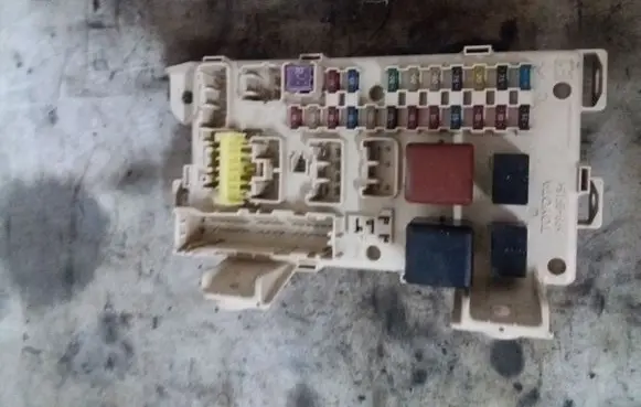 Toyota Avensis Verso Fuse module 8922144040