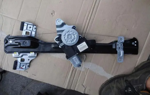 Opel Mokka Front window lifting mechanism without motor 98820-SUV20