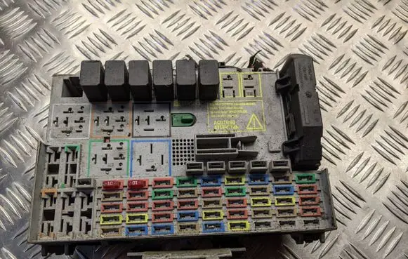 Opel Zafira A Fuse module 24412497