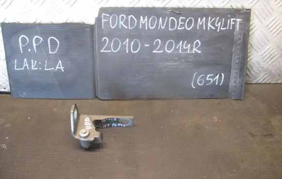 Ford Mondeo MK IV Front door lower hinge 