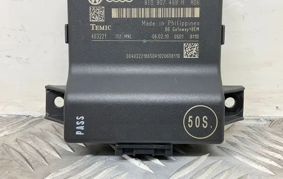 Audi A5 8T 8F Gateway control module 8T0907468R
