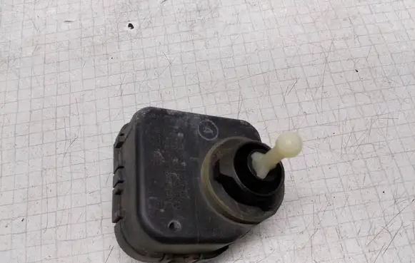 Opel Vectra B Headlight level adjustment motor 0307852335