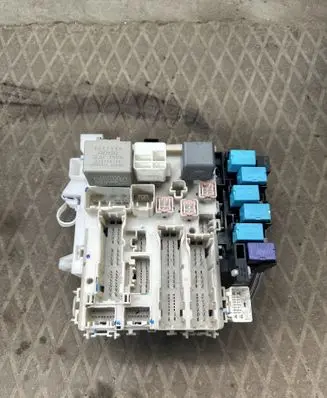 Toyota RAV 4 (XA30) Fuse module 8273042020 6K100187 03076J25