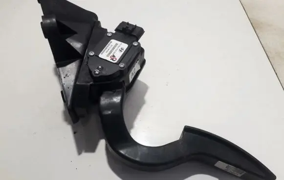 Hyundai Sonata Accelerator throttle pedal F2105A72330000 F2105A-7233-0000