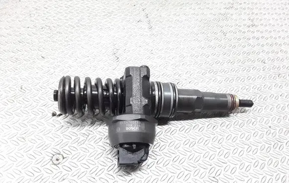 Skoda Octavia Mk2 (1Z) Fuel injector 0414720215 038130073AG