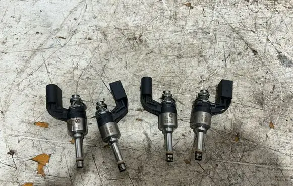 Volkswagen Golf V Fuel injector 03C906036F