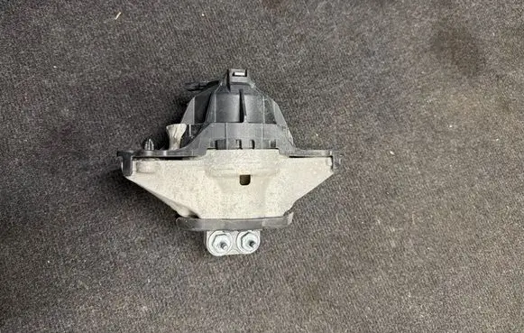 Jeep Grand Cherokee WL Engine mount bracket 68375805AF