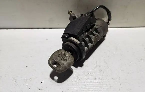 Toyota Avensis T220 Ignition lock 45020052