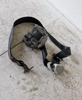 Volkswagen Golf IV Front seatbelt