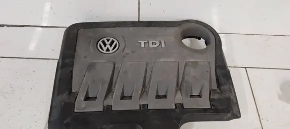Volkswagen PASSAT B7 Engine cover (trim) 03L103925AA