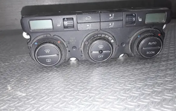 Volkswagen PASSAT B6 Climate control unit 74677513