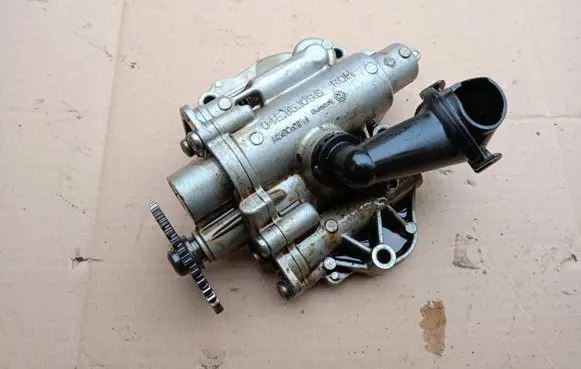 Volkswagen Golf VII Oil pump 04E115109S