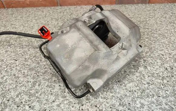 BMW 5 G30 G31 Front brake caliper 6883734