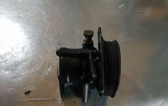 Volvo V70 Power steering pump 26039584