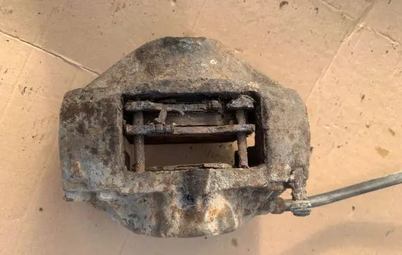 Mercedes-Benz W123 Front brake caliper