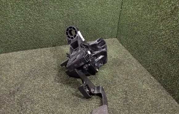Renault Trafic III (X82) Clutch pedal 465039413R 81007514A