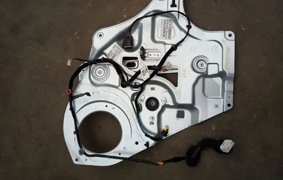 KIA Sportage Rear window lifting mechanism without motor