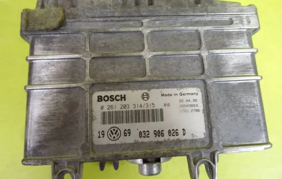 Volkswagen Golf III Engine control unit/module 032906026D 0261203314