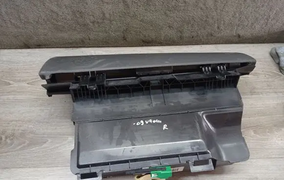 Volvo V70 Glove box 30676278 39891975