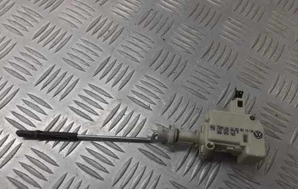 Volkswagen Golf IV Tailgate boot lock/latch motor 1J6810773B