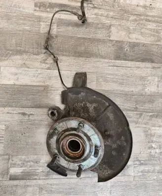 Chrysler Town & Country V Front wheel hub 04743579AB