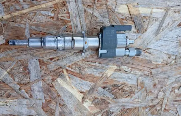 BMW 1 E81 E87 Fuel injector 7589048 758904811