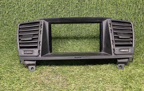 Mercedes-Benz GL X166 Dash center air vent grill A1668300854