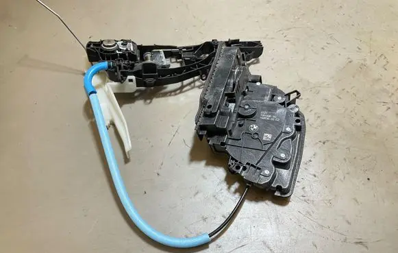 BMW X1 F48 F49 Front door lock 7281936 A046465 18283810o