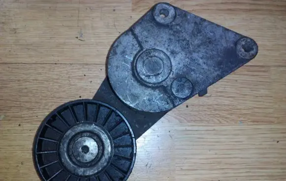 Peugeot 306 Generator/alternator belt tensioner 9626365280