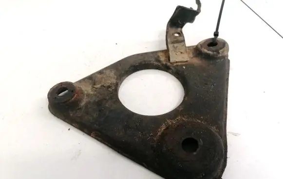 Nissan Primera Engine mounting bracket