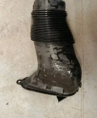 Volkswagen Multivan T5 Air intake duct part 7H0129578