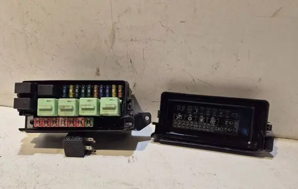 Mini One - Cooper R50 - 53 Fuse box set 148079009 148079010